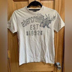 Abercrombie boys M white graphic short sleeve T shirt 💯 cotton